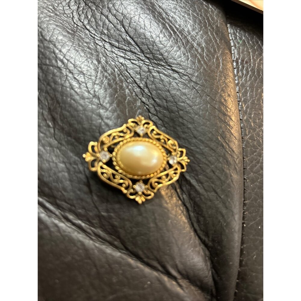 1928 Vintage Gold Tone Clear Rhinestone Faux Pearl Cabochon Ornate Brooch Pin